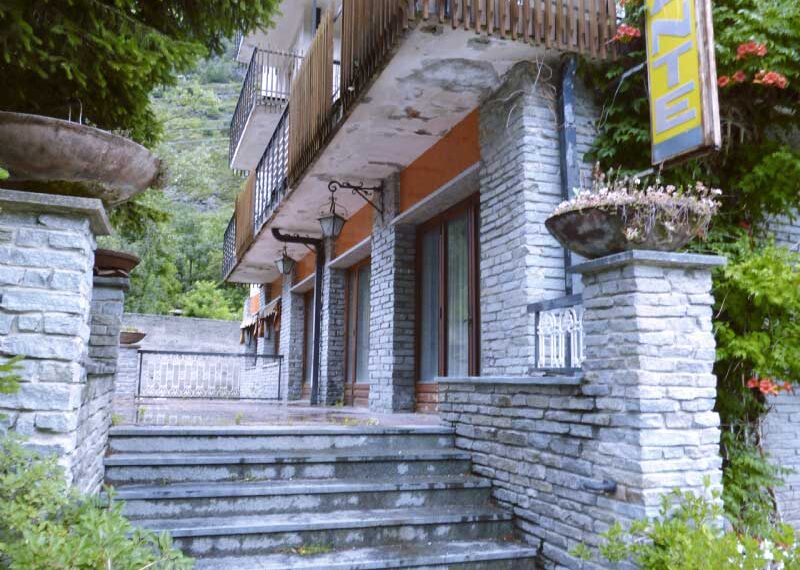 Albergo-vendita-la-salle-4